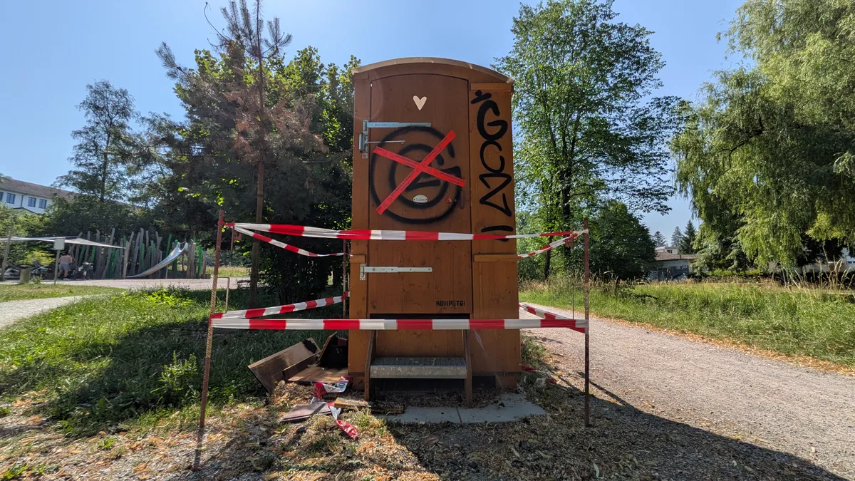 Das Kompost-WC wird in schöner Regelmässigkeit abgefackelt. Impressionen aus einem Park.